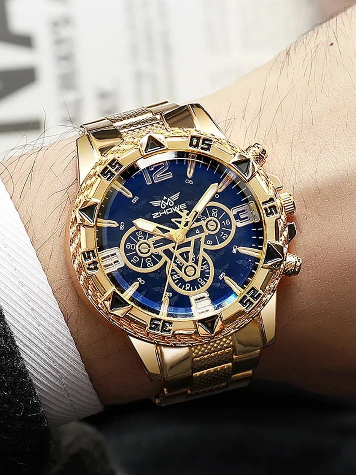 Round-Dial Quartz Watch with Alloy Bracelet